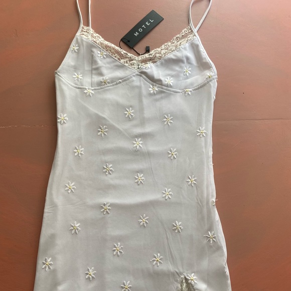 NEW WITH TAGS MOTEL DAISY DRESS🌼 Size Small - Picture 1 of 8